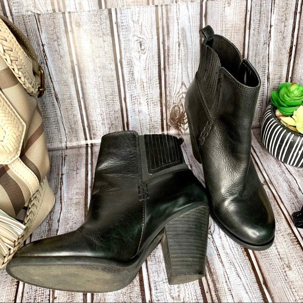 VINCE CAMUTO Classic Fall Minimalist Black Leather VP-Highland Ankle Boots, 6.5